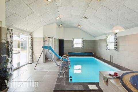 Sommarstuga 192 är inredd med en smakfull poolavdelning som har vattenrutschbana, ett stort inbyggt spapad och bastu