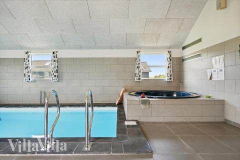 Njut av spabadets värme i lyxstuga nr 192 i Nordjylland