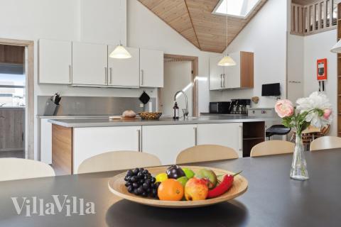 Ni kan sitta 22 personer tillsammans i vardagsrummet när ni besöker lyxhus nr 192 i Nordjylland.