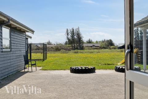 Njut av en grillkväll på terrassen i lyxstuga nr 192 i Nordjylland