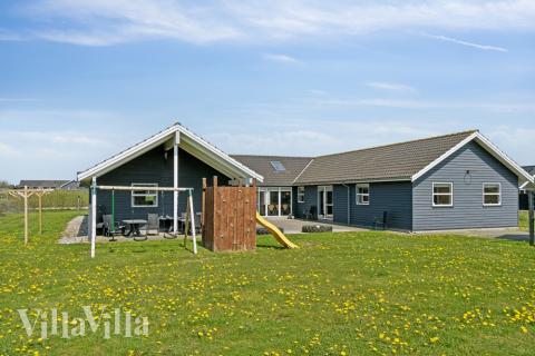 Den praktfulla poolstugan nr 192 med plats för 22 personer ligger i Nordjylland