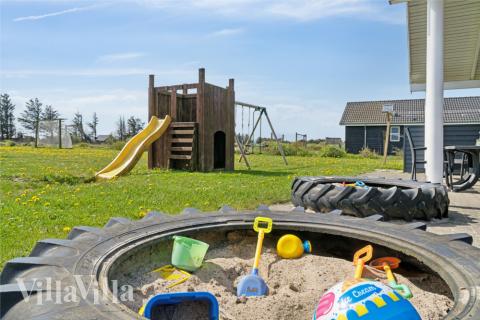 Till den trevliga sommarstugan nr 192 i Nordjylland erbjuds en mängd utomhusaktiviteter, t.ex. lektorn och gungor