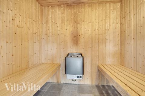 Njut av bastuvärmen i lyxstuga nr 194 för 20 personer