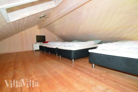 Några av de 20 sovplatserna finns på loftet i lyxstuga nr 194