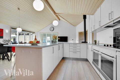 Ni kan sitta 20 personer tillsammans i vardagsrummet när ni besöker lyxhus nr 194 i Nordjylland.