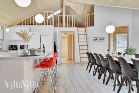 Det stora ljusa vardagsrummet i lyxstuga nr 194 för 20.