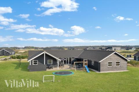 Den praktfulla poolstugan nr 194 med plats för 20 personer ligger i Nordjylland