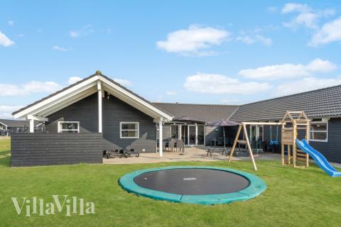 På terrassen i sommarhus nr 194 finns det plats för upp till 20 gäster.