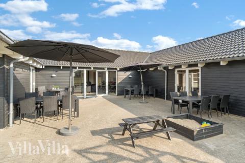 Lyxstuga nr 194 har en härlig terrass med sköna trädgårdsmöbler för 20 personer.