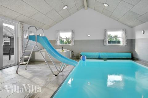 Sommarstuga 194 är inredd med en smakfull poolavdelning som har vattenrutschbana, ett stort inbyggt spapad och bastu