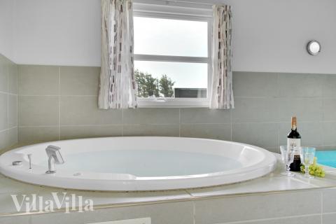 Njut av spabadets värme i lyxstuga nr 194 i Nordjylland