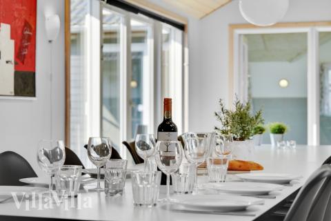 Vardagsrummet i lyxstuga nr. 194 har plats för 20 personer.