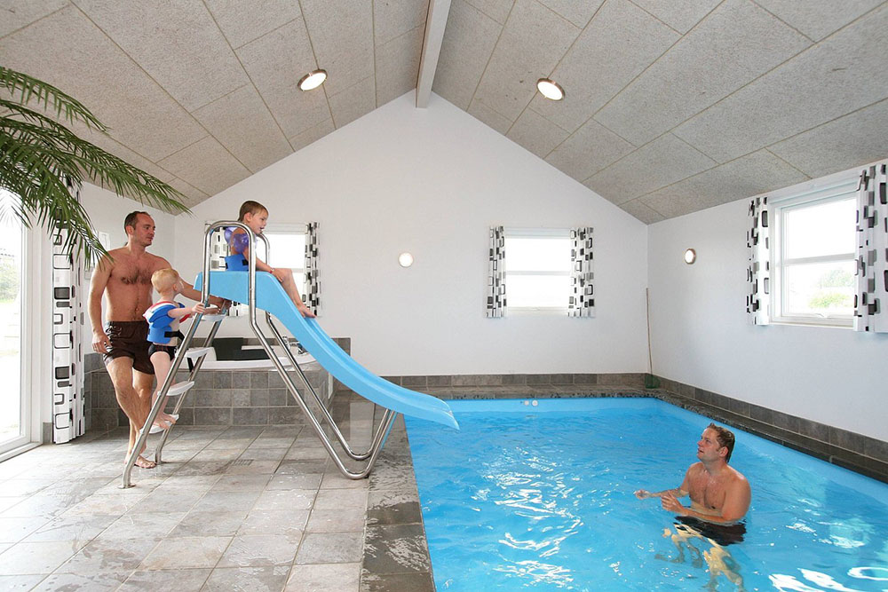 Sommarhuset har en riktigt luxuös poolavdelning med pool, vattenrutschbana, ett stort spa-bad samt bastu