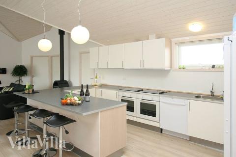 Köket är rymligt och praktiskt inrättat med alla tänkbara facilitete