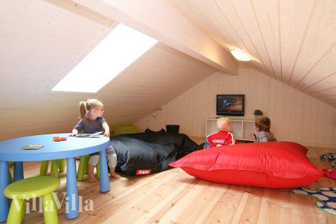 Den ena sovalkoven är inrättad till unga och barn, med plattskärms-tv, DVD, sittpuffar och barnmöbler