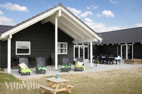 Terrassen är stor och delvis taklagd, vilket gör den perfekt lämpad för den danska sommaren