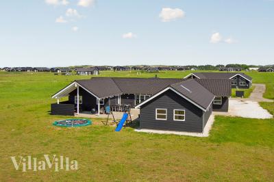 Detta stora lyxiga sommarhus ligger i vacker natur på en stor klitt grund endast 800 m från det härliga Vesterhavet	