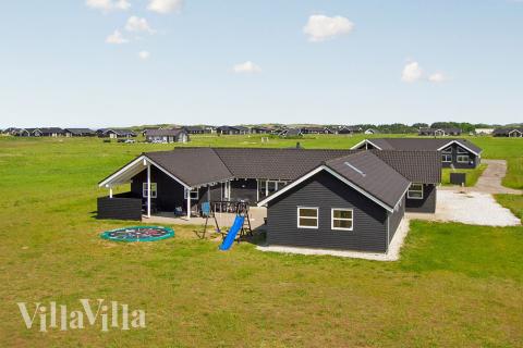 Detta stora lyxiga sommarhus ligger i vacker natur på en stor klitt grund endast 800 m från det härliga Vesterhavet	