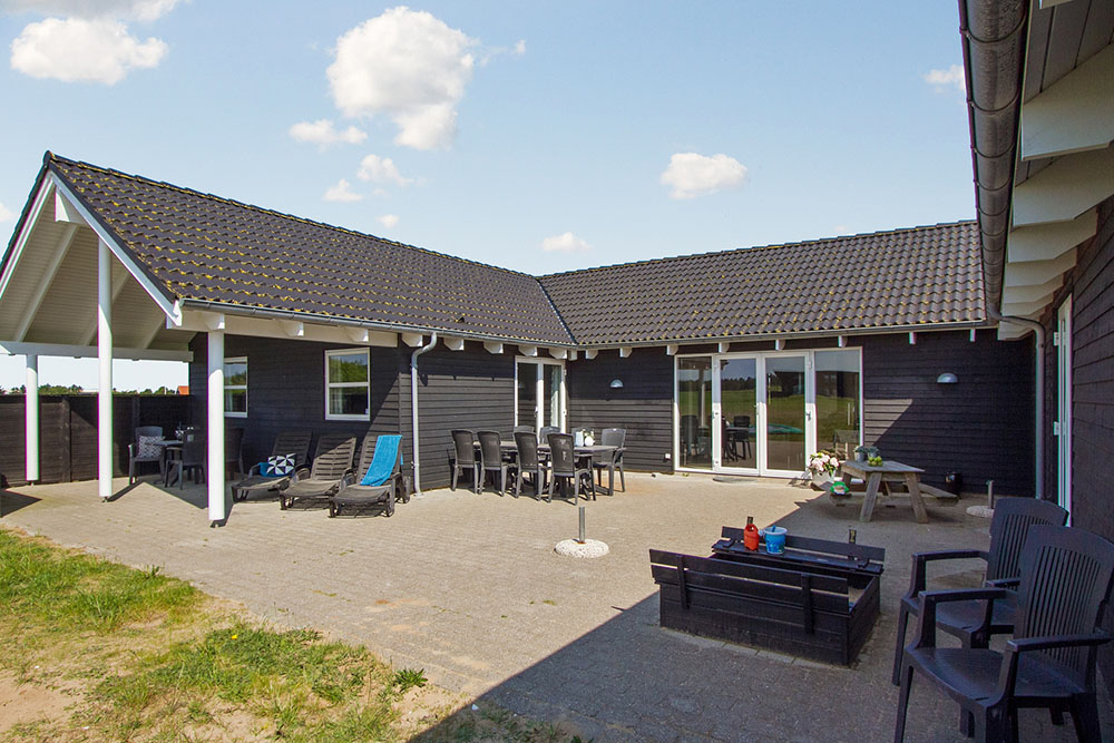 Njut av en grillkväll på terrassen i lyxstuga nr 195 i Nordjylland