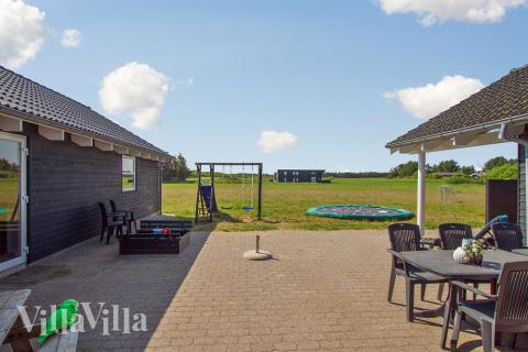 På terrassen i sommarhus nr 195 finns det plats för upp till 20 gäster.