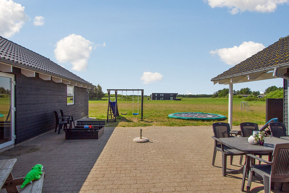 På terrassen i sommarhus nr 195 finns det plats för upp till 20 gäster.
