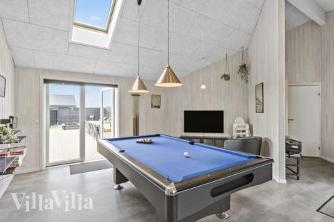 Förutom de många timmar som du kan tillbringa i stugans poolavdelning erbjuder lyxstuga 193 även biljard, bordtennis och dart