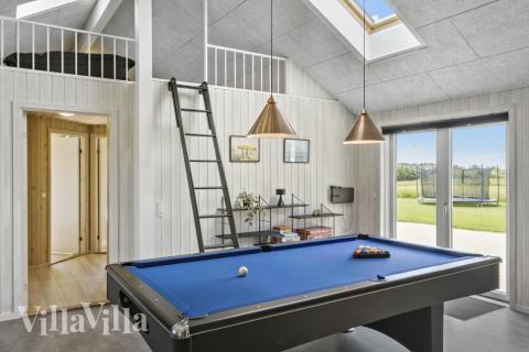 Lyxstuga 193 för 16 personer har ett stort aktivitetsrum med bl.a. biljard och dart