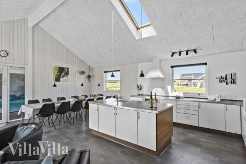 Köket i lyxstuga nr 193 är generöst inrett.