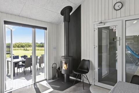 Vardagsrummet i lyxstuga nr. 193 har plats för 16 personer.