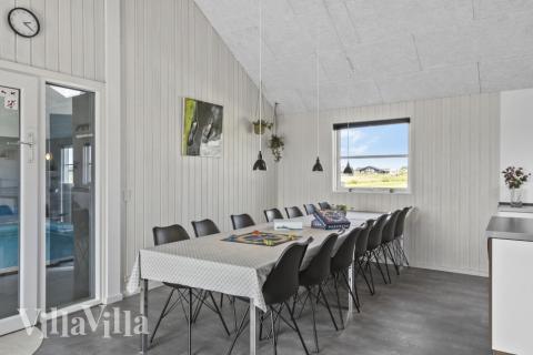 Det stora ljusa vardagsrummet i lyxstuga nr 193 för 16.