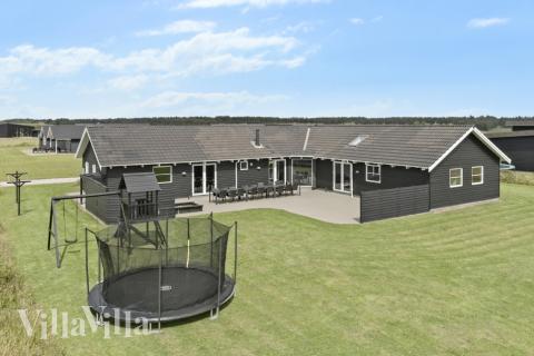 Den praktfulla poolstugan nr 193 med plats för 16 personer ligger i Nordjylland