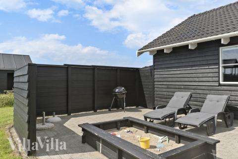 Njut av en grillkväll på terrassen i lyxstuga nr 193 i Nordjylland
