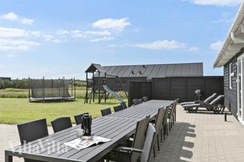 Lyxstuga nr 193 har en härlig terrass med sköna trädgårdsmöbler för 16 personer.