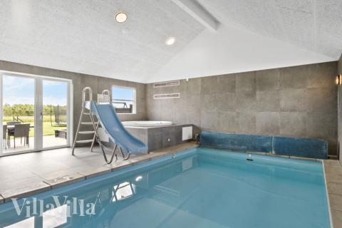 Sommarstuga 193 är inredd med en smakfull poolavdelning som har vattenrutschbana, ett stort inbyggt spapad och bastu