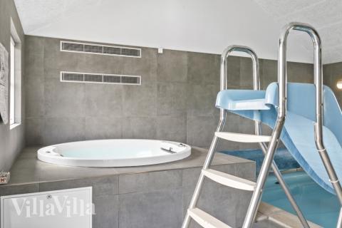 Njut av spabadets värme i lyxstuga nr 193 i Nordjylland