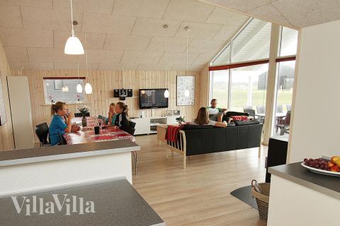 Allrummet är ljust och rymligt, och blir med sköna möbler, kakelugn och plattskärms-tv gärna husets naturliga samlingspunkt