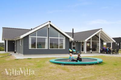 Detta härliga poolhus bjuder på en skön semester med både avkoppling och hålligång