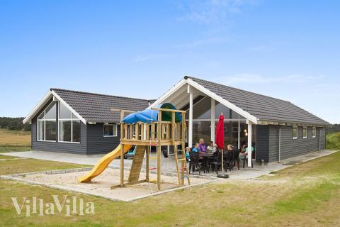 Husets stora och delvis takbelagda terrass har sköna trädgårdsmöbler för långa grillkvällar. Till barnen finns både gungor, sandlåda och trampolin