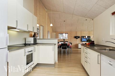 Köket, som ligger i direkt förbindelse med allrummet, är stort och naturligtvis utrustat med alla moderna bekvämligheter