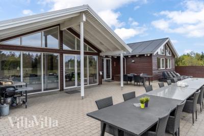 Den praktfulla poolstugan nr 304 med plats för 18 personer ligger i Nordjylland