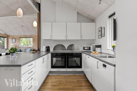 Köket i lyxstuga nr 304 är utrustat så att ni kan laga mat till 18 personer.