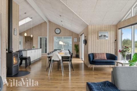 Vardagsrummet i lyxstuga nr. 304 har plats för 18 personer.