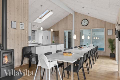 Ni kan sitta 18 personer tillsammans i vardagsrummet när ni besöker lyxhus nr 304 i Nordjylland.