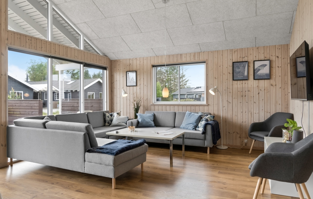 Det stora ljusa vardagsrummet i lyxstuga nr 304 för 18.