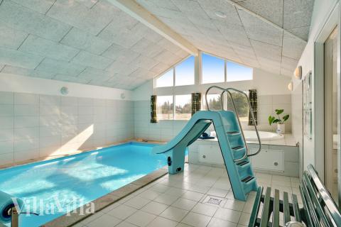 Den härliga poolen i lyxstuga nr 304 för 18 personer