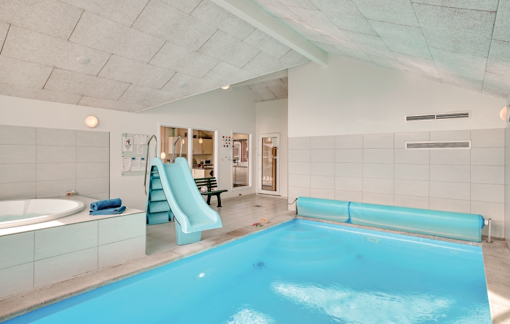 Sommarstuga 304 är inredd med en smakfull poolavdelning som har vattenrutschbana, ett stort inbyggt spapad och bastu