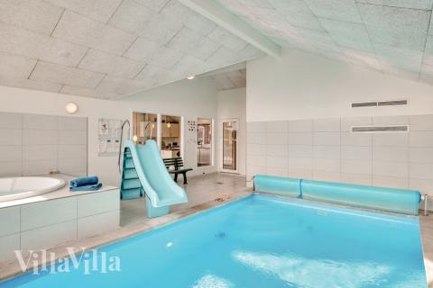 Sommarstuga 304 är inredd med en smakfull poolavdelning som har vattenrutschbana, ett stort inbyggt spapad och bastu