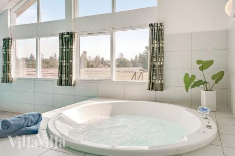 Njut av spabadets värme i lyxstuga nr 304 i Nordjylland