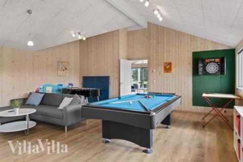 Lyxstuga 304 för 18 personer har ett stort aktivitetsrum med bl.a. biljard och dart