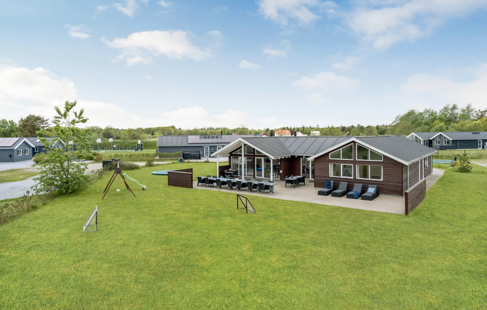 Den tjusiga sommarstugan nr 304 med gott om plats för upp till 18 personer